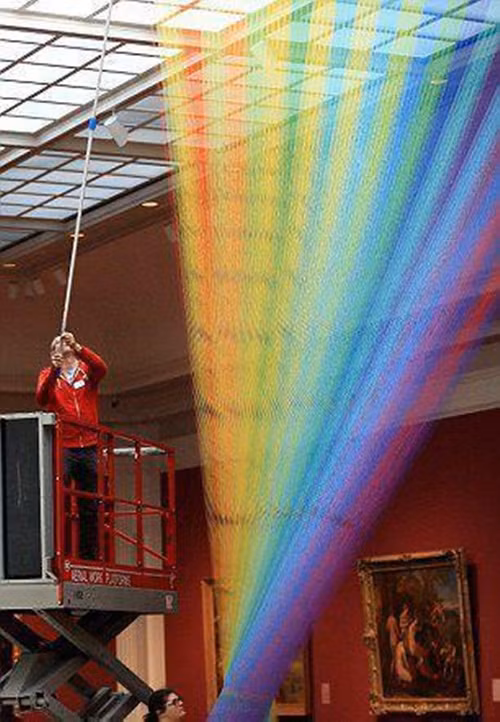 Được biết, Gabriel Dawe vốn là một nghệ sĩ đồ họa xuất sắc, với tác phẩm cầu vồng nhân tạo này, Gabriel muốn kết hợp nghệ thuật với nền văn hóa của quê hương Mexico, một nền văn hóa ưa chuộng nhiều màu sắc rực rỡ, bắt mắt. (Nguồn Sina)