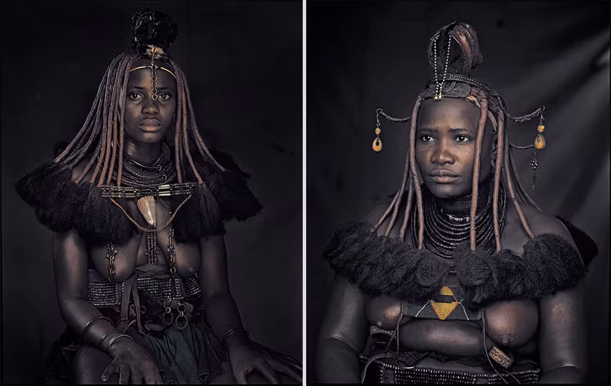 Những người Himba, Namibia để ngực trần, diện đồ trang sức cầu kỳ mỗi khi tham gia vào các nghi lễ. (Nguồn Bored Panda)