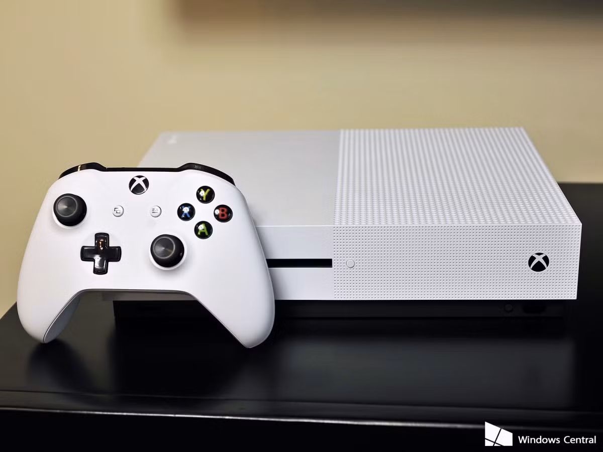 Xbox one phiên bản 500GB giảm giá chỉ còn 249,99 USD trong ngày Black Friday 2016, hơn nữa người mua còn được tặng kèm một tựa game chọn lọc và 25 đô mã số quà tặng. (Nguồn Highsnobiety)