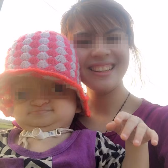 Người mẹ trẻ luôn luôn mỉm cười hạnh phúc khi thấy con khỏe mạnh mỗi ngày. Ảnh: FBNV.
