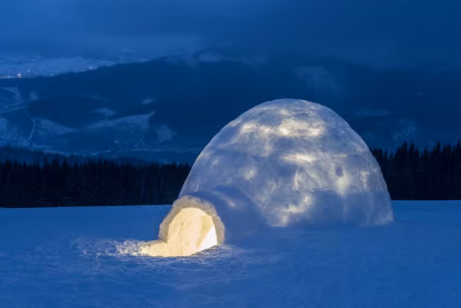Người Eskimos giữ thức ăn trong của họ trong những lều băng để giữ cho nó khỏi bị.. đông cứng. (Nguồn Viralnova)