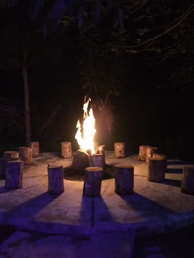 Với khí hậu se lạnh giữa núi rừng, tiệc BBQ và ngọn lửa trại ấm áp sẽ giúp cuộc trò chuyện giữa nhóm bạn đêm khuy thêm nhiều kỷ niệm.