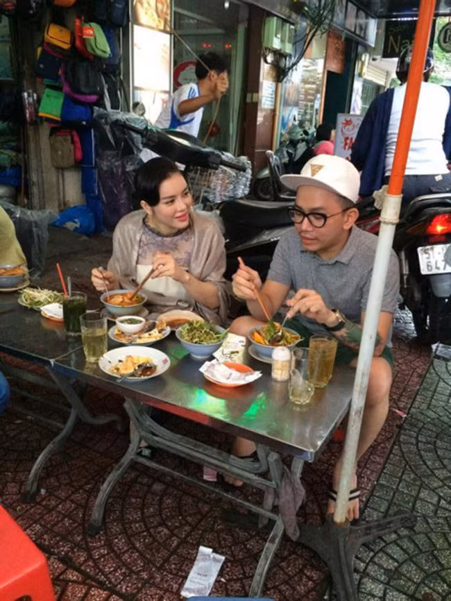 Dù là một "nữ đại gia" nhưng Lý Nhã Kỳ vẫn rất thích thú với những món ăn dân dã như bún riêu.