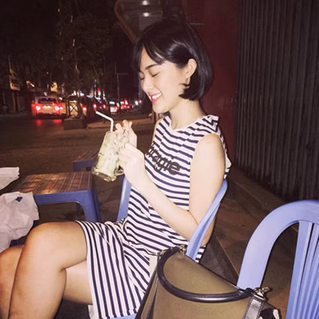Dù là một người nổi tiếng nhưng Hạ Vi cũng không thể cưỡng lại được sức hấp dẫn của món ăn đường phố.