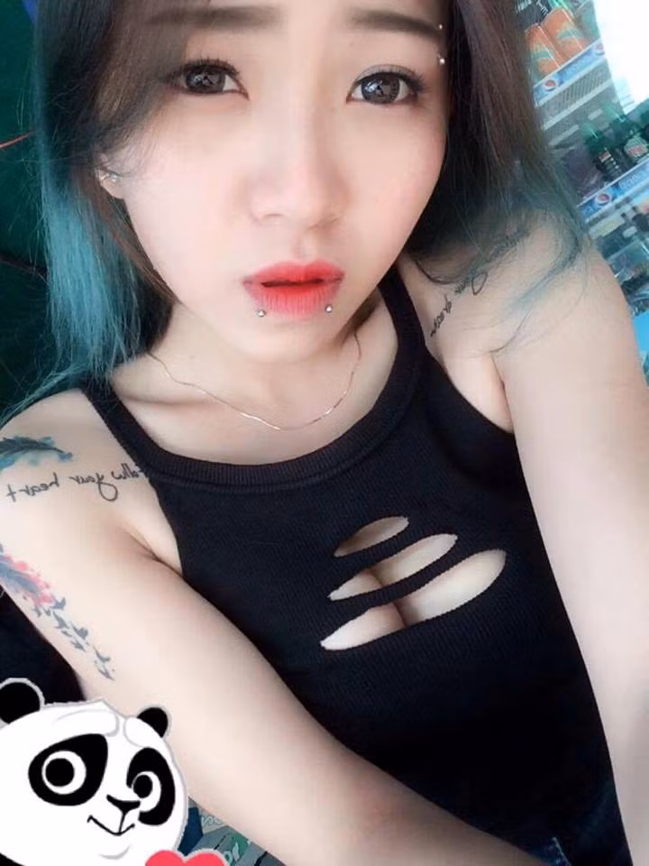 Dĩ nhiên trong cuộc sống hiện đại, việc để tất cả mọi người hiểu mình dường như là không thể. Đôi khi Hải My để lộ những hình xăm lớn trên lưng, eo ở nơi đông người, cô vẫn thường trông thấy ngay những cái liếc mắt, những ánh nhìn khó chịu, những cái nhíu mày của người xung quanh. Nhưng tất cả đã trở thành một điều rất quen thuộc, là một phần không thể thiếu đối với những người mê xăm nghệ thuật như Hải My.