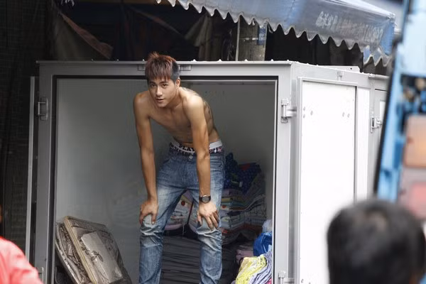 Trong một vài ngày qua, những bức ảnh của anh chàng hot boy bốc vác Lin Shengyao đang ngập tràn trên mạng xứ Trung. Theo như nội dung câu chuyện được báo chí nước này đăng tải thì Lin Shengyao xuất hiện tại một khu chợ của Trung Quốc và gây chú ý bởi nụ cười khả ái, gương mặt vô cùng điển trai, hơn thế nữa anh hiện đang là 1 ông chủ của cửa hàng bán vải.