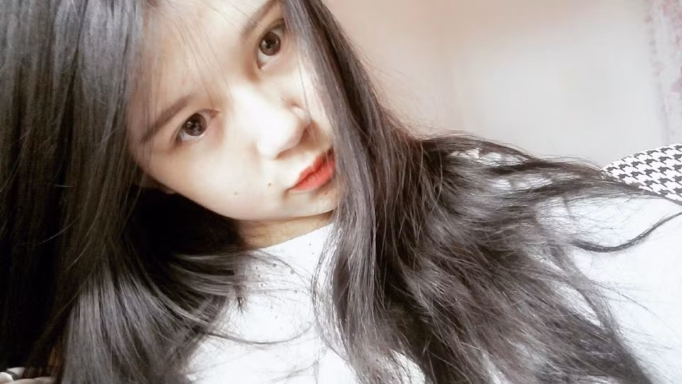 Phương Oanh đã tham gia khá nhiều cuộc thi ảnh trên mạng xã hội và cũng từng giành được giải. Tuy nhiên cô nàng chỉ coi công việc mẫu ảnh là một niềm vui nhỏ nhỏ giúp mình giải tỏa những áp lực trong học tập chứ không coi đó là nghề cô sẽ gắn bó lâu dài.