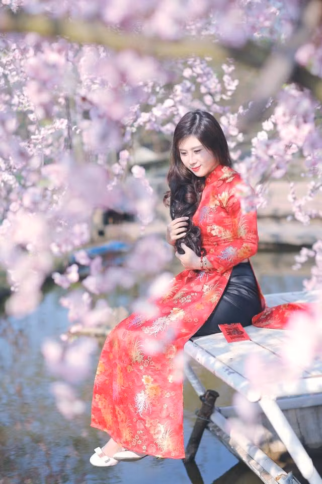 Từ khi giảm cân và kết hợp với trang điểm, ăn mặc, cô vợ ngày nào bị chồng chê “heo nái” nay đã trở thành bà mẹ một con xinh đẹp, trẻ trung vạn người mê. Vốn đã sở hữu chiều cao ấn tượng và nước da trắng mịn nay thân hình lại được vóc dáng mảnh mai, Kim Yến được bạn bè và người thân hết lời khen ngợi và xin bí quyết giảm cân an toàn mà cực kỳ hiệu quả của cô.