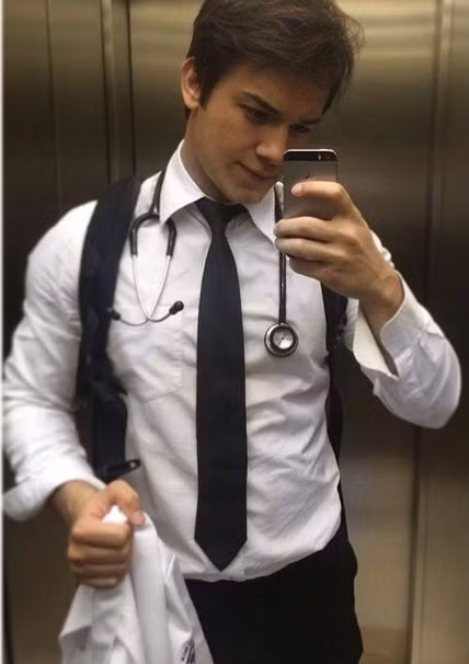 Chàng bác sĩ Brazil đẹp trai đang công tác tại Khoa Thần kinh, Bệnh viện Santa Viraliza ở thành phố São Paolo, Brazil. Gabriel Prado lần đầu được biết đến vào năm 2014 khi một blogger nổi tiếng đã đăng bức ảnh chụp với anh tại bệnh viện nơi anh đang làm việc. Đến nay Instagram của chàng bác sĩ điển trai đã có đến hơn 500 nghìn người theo dõi. Dân mạng gọi Gabriel Prado là “chàng bác sĩ đẹp trai nhất hành tinh” và không ngừng tìm kiếm thông tin về anh.