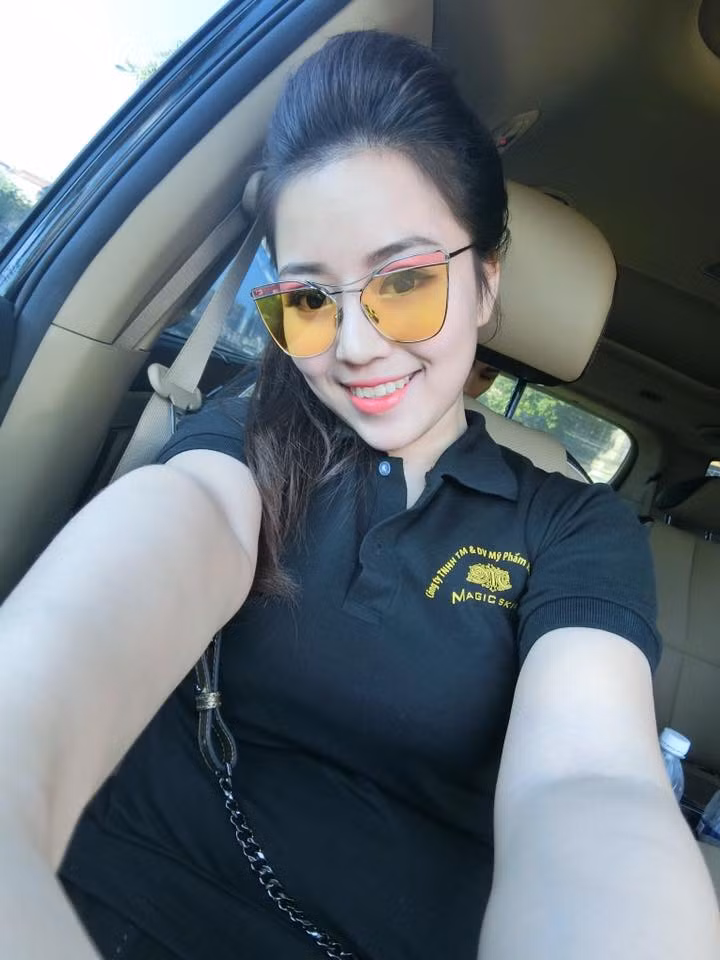 "Thành công của một người lãnh đạo không nằm ở nhan sắc, tất cả nhờ vào sự thức thời và tâm huyết với nghề. Nhưng một người phụ nữ thì nên đẹp, vì đó là quyền lợi của cô ấy!", Minh Châu luôn giữ vững những quan điểm rõ ràng như vậy để có được cái nhìn, hành động chính xác nhất trong công việc và cuộc sống gia đình. Xinh đẹp, tài giỏi, từ một cô nàng có công việc, nhan sắc bình thường... nay Minh Châu đã trở thành một người phụ nữ "điểm 10" được nhiều bạn trẻ ngưỡng mộ.