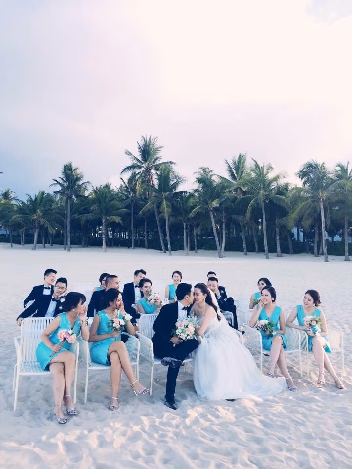 Dàn phù dâu của MC Mai Ngọc có khoảng 8 người mặc váy màu xanh ngọc bích, tạo dáng xì teen trên bãi biển Mỹ Khê. Trong khi đó đội hình phù rể mặc vest đen, áo sơ mi trắng bảnh bao như các hot boy Hàn. Không khó có thể nhận ra nhan sắc nổi bật nhất của cô dâu trong dàn phù dâu đều là mỹ nữ.