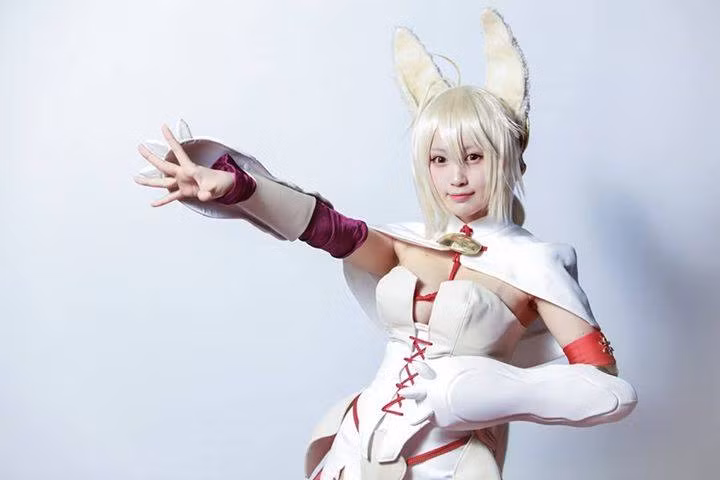 Nekomu Otogi sở hữu vòng 1 cực lý tưởng, nên từ lâu cô đã lọt vào mắt xanh của nhiều nhà tuyển trạch cho giới người mẫu, song vì tình yêu với các tác phẩm truyện tranh nên cô mới quyết định trở thành một cosplayer.