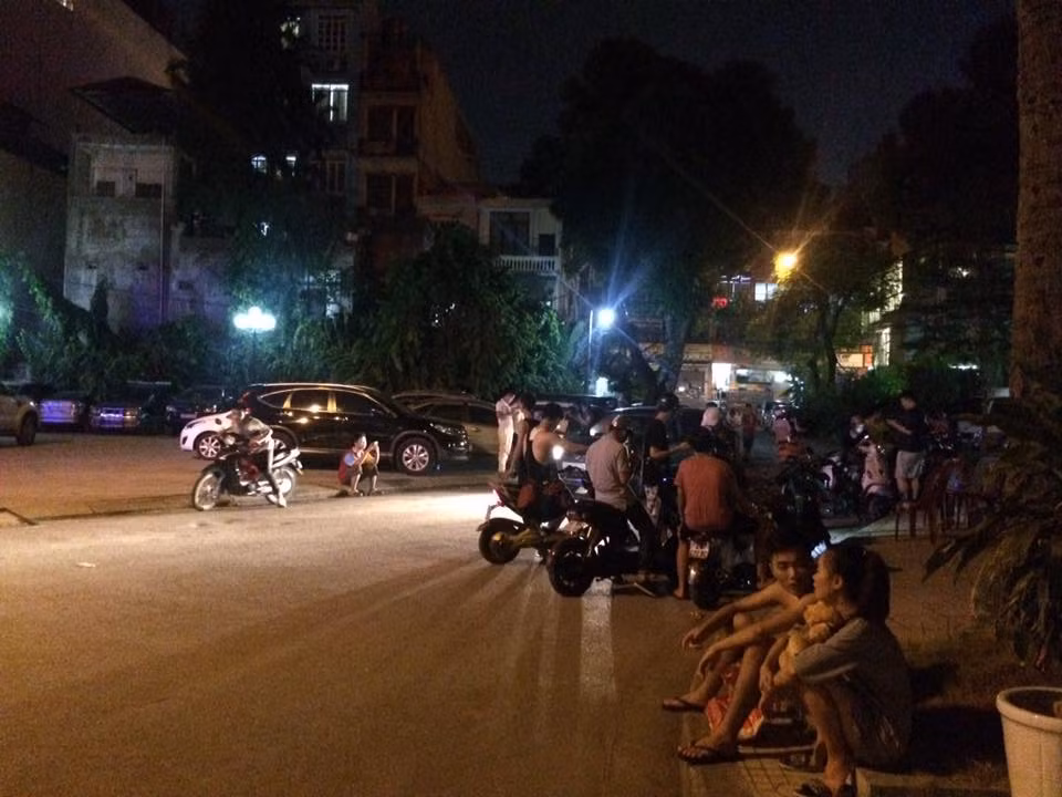 Tuy nhiên, đa phần lại bày tỏ sự quan ngại, nhìn nhận vấn đề bằng một con mắt khác, thể hiện quan điểm lo lắng, không đồng tình với thói quen mới của giới trẻ Việt trong vài ngày nay. Việc các thanh niên Việt ra đường, dù đi bộ hay đi xe máy vẫn khư khư chiếc điện thoại trên tay chắc chắn sẽ tạo ra những hình ảnh vô cùng phản cảm.