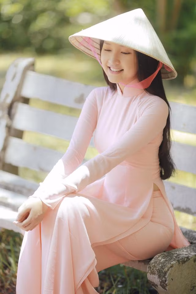 Trong bộ áo dài màu hồng nữ tính, kết hợp với mái tóc dài mềm mại, Ngọc Trân đã khiến bao người ngây ngất trước vẻ đẹp truyền thống mà thanh cao của người phụ nữ kinh thành xưa. Ảnh: Tom Hoàng - Thiện Bảo.