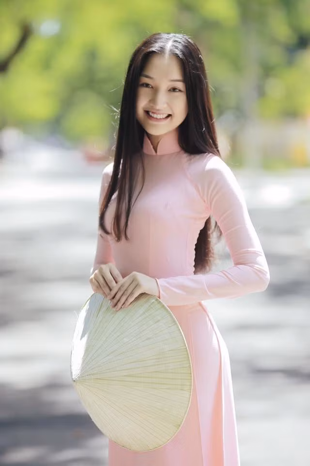 Nụ cười ngọt ngào, tỏa nắng của Ngọc Trân làm bao người mê đắm, ngẩn ngơ. Ảnh: Tom Hoàng - Thiện Bảo.