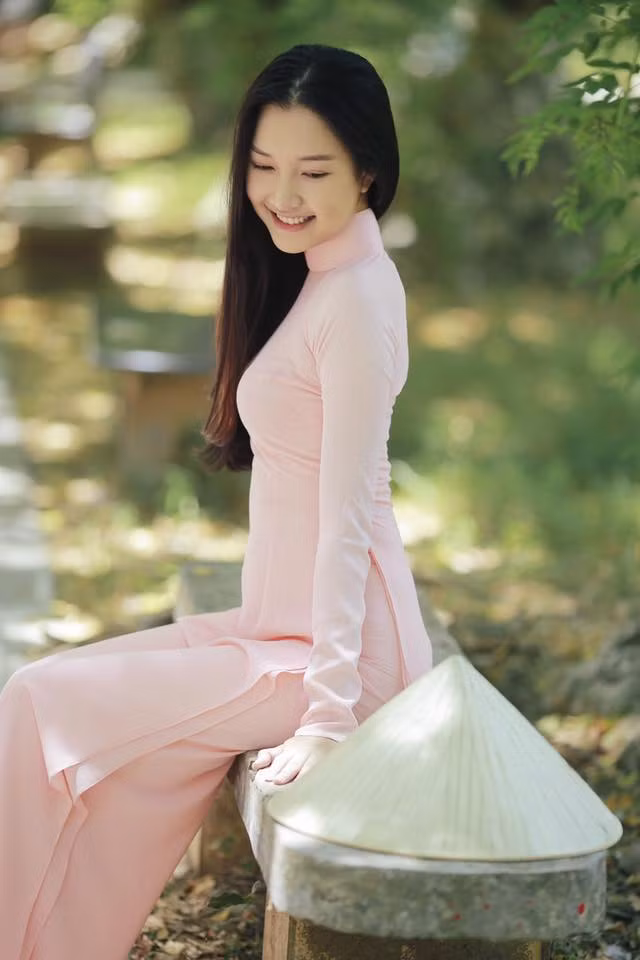 Mới đây, người đẹp cố Đô đã thực hiện bộ ảnh trong trang phục áo dài truyền thống gây xôn xao dư luận bởi vẻ đẹp tinh khôi, nhẹ nhàng, không cần cầu kỳ trang điểm nhưng vẫn đẹp mê hồn. Ảnh: Tom Hoàng - Thiện Bảo.