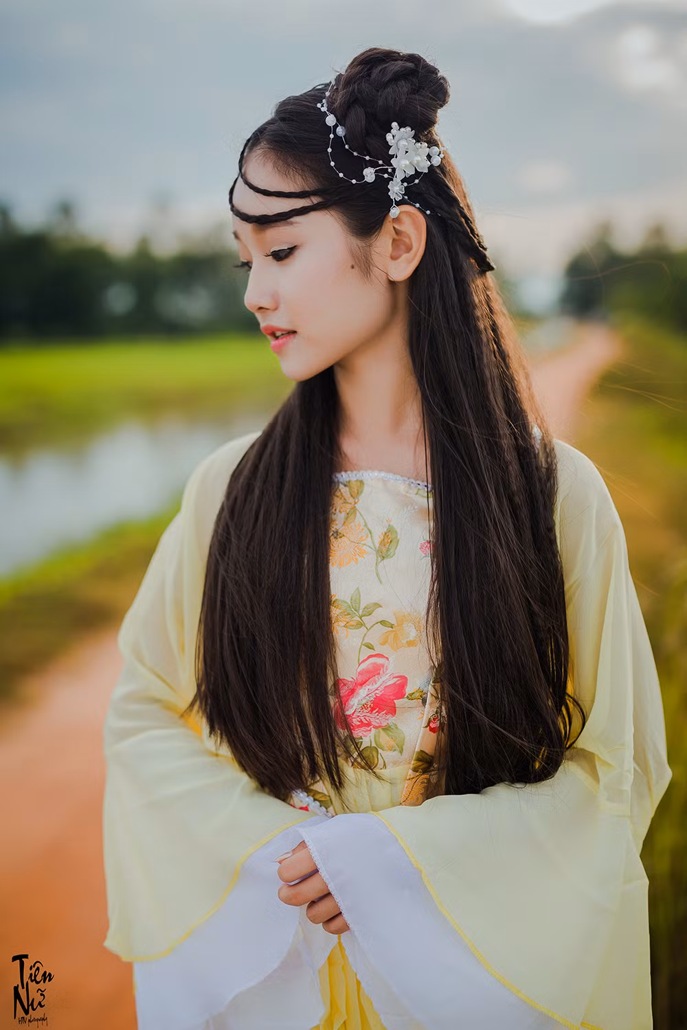 Nhiều người đánh giá, vẻ đẹp của Anh Thư rất phù hợp với tạo hình cổ trang. Với khuôn mặt quá đỗi ngây thơ và thuần khiết, cùng với đó là đôi mắt trong veo khiến cả thần thái của chị Hằng sáng bừng trên nền cảnh.