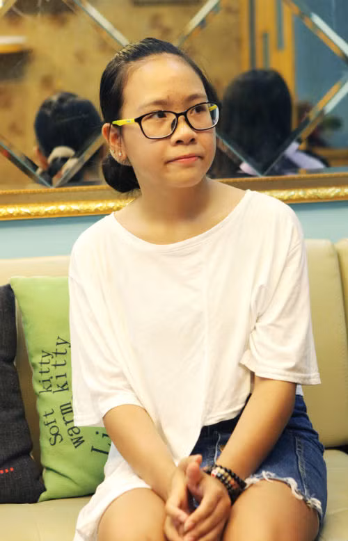 Gia đình anh Xuân Vinh – chị Hương Giang có hai con, một trai, một gái. Con trai là Hoàng Nam Trung , sinh năm 2009. Còn con gái là Hoàng Tuệ Minh (2002). Không chỉ rất ngoan, xinh xắn, cả hai con của anh Vinh đều học giỏi. Cô con gái Tuệ Minh đặc biệt rất yêu thương và thích gần gũi với bố. Cô bé học sinh luôn nâng niu, yêu quý những kỷ vật như những tấm huy chương, các biểu tượng, linh vật tại các giải đấu quốc tế mà bố mang về. Ảnh: Dân Việt.