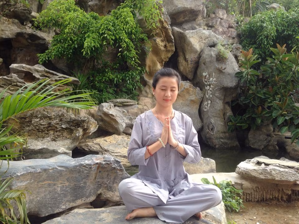 Cô giáo Tuệ Nhiên tuy còn trẻ tuổi nhưng lại là một tín đồ theo đạo Phật. Có lẽ chính vì vậy mà cô luôn hiền lành, nhiệt thành, tốt tính với tất cả mọi người.