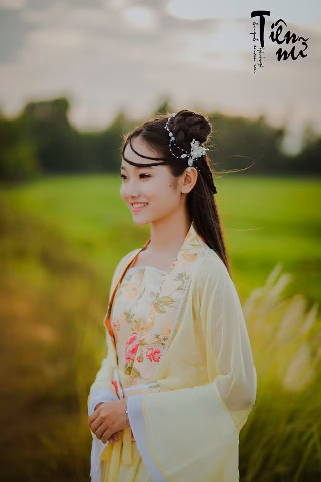 Anh Thư sinh năm 2001, hiện đang là học sinh lớp 10 trường THPT Ba Gia (Quảng Ngãi).