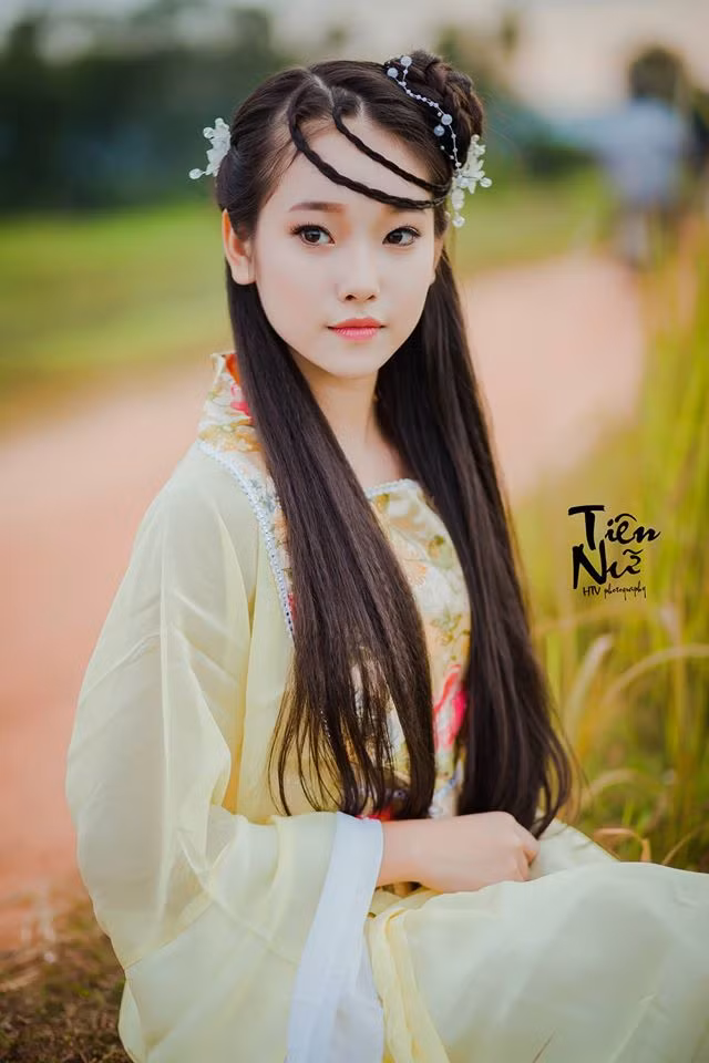 Chính gương mặt ngây thơ và đôi mắt trong sáng của cô bạn 10X đã giúp bộ ảnh Chị Hằng trở nên sinh động và lôi cuốn hơn.