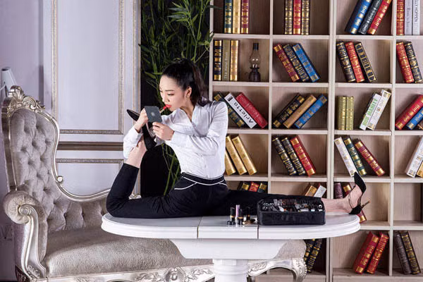 Theo Tân Hoa Xã, Lưu Đằng là một nhân vật hàng đầu trong làng nghệ thuật uốn dẻo của Trung Quốc. Cô gái sinh 25 tuổi đã có đến 15 năm gắn bó với môn nghệ thuật đòi hỏi sự khổ luyện, khéo léo này. Đến nay cô là gương mặt sáng giá, một nghệ sĩ hạng A thường xuất hiện trong các chương trình nghệ thuật đẳng cấp của Trung Quốc.