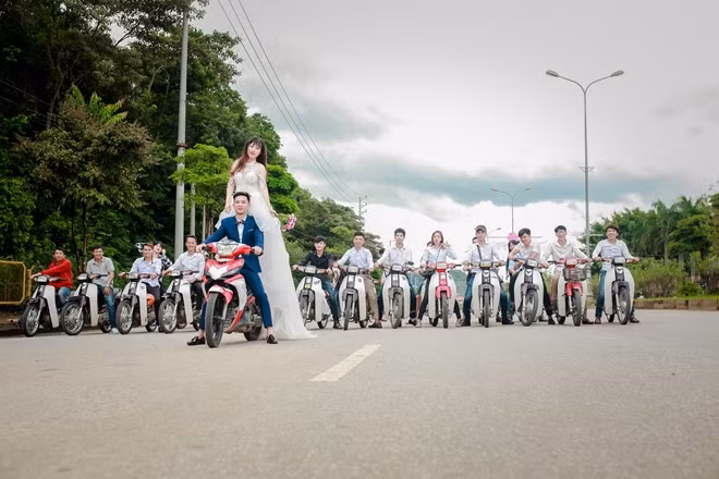 Tuy nhiên, đứng trước làn sóng phản ứng của dân mạng, cặp đôi cô dâu Huyền Trang, chú rể Tuấn Hiếu và nhiếp ảnh gia Đình An lại tỏ ra khá thờ ơ. Khi được phóng viên một số trang tin trẻ hỏi về cảm giác đứng trước những lời chỉ trích của dân mạng, cô dâu chú rể đều tiết lộ bản thân cảm thấy sự việc không quá nghiêm trọng, ban đầu có cảm thấy nghĩ ngợi khi có nhiều lời chỉ trích nhưng sau đó tất cả cũng quen dần và cùng nhau "bỏ ngoài tai" những nhận xét không hay.