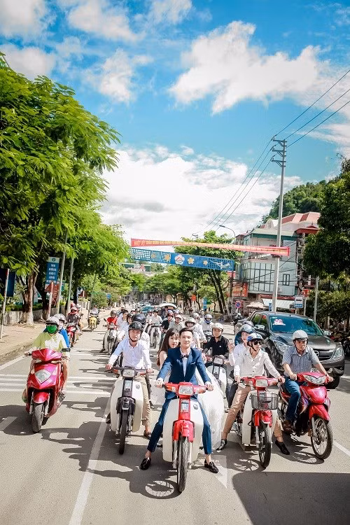 Dù chụp ảnh trên đường phố và khi đang di chuyển trên xe máy nhưng cô dâu, chú rể - hai nhân vật chính lại không hề đội mũ bảo hiểm. Họ vô tư đi lại trên đường phố, vô tư chụp ảnh bất chấp việc bản thân đang vi phạm luật lệ giao thông và hoàn toàn có thể bị CSGT xử lý.