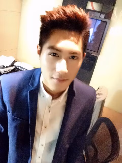 Qua một số thông tin cơ bản của Lin Shengyao, người ta tìm thấy trang cá nhân của anh chàng và rất nhiều sự thật sốc về hot boy bốc vác sẽ làm không ít người bất ngờ. Thực tế thì ngoài đời Lin Shengyao còn đẹp trai hơn nhiều so với các bức ảnh bị chụp trộm và phát tán trên mạng. Facebook của anh chàng hiện nay cũng đã có gần 20 nghìn người theo dõi.