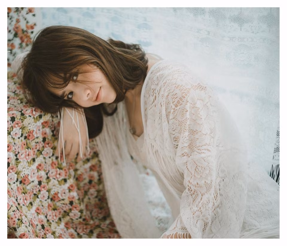 Không mang hình tượng sexy gợi cảm với mái tóc dài, đôi môi dày và làn da rám nắng đang thịnh hành… Chanya Thanasinsoonthorn nổi bật với mái tóc ngắn cá tính, làn da trắng sứ, ngoài ra vẻ đẹp biến hóa của cô nàng, khi thì ngây thơ trong sáng, lúc lại lạnh lùng, gợi cảm… đã khiến dân mạng có được nhiều cảm nhận thú vị khi xem những bức ảnh được chia sẻ trên mạng xã hội.