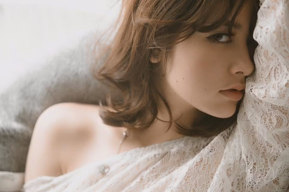 Dù chưa được nhiều người biết đến từ trước nhưng cũng chỉ cần đến 2 bộ ảnh, Chanya Thanasinsoonthorn, sinh năm 1996 cũng đủ khiến dân mạng Thái Lan phát sốt bởi vẻ xinh đẹp, quyến rũ của mình. Chanya là mỹ nhân Thái lai Pháp, mang trong mình hai dòng máu Á – Âu và vẻ đẹp của cô cũng là sự kết hợp hoàn hảo của những nét đặc trưng từ phụ nữ 2 châu lục này.