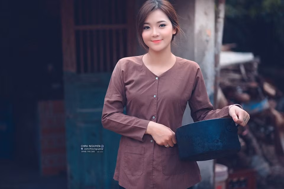 Bản thân nhiếp ảnh gia Chau Nguyen Jr. cũng có lời giải thích, tiết lộ bộ ảnh được thực hiện khá ngẫu hứng, bộc phát trong một chuyến về thăm quê, dã ngoại nên ekip không kịp tẩy móng tay và đổi màu tóc cho Thu Hương. Những sai sót nhỏ được ekip mong muốn người xem có thể tạm thời thông cảm, bỏ qua và cảm nhận về tổng thể, đồng thời ghi nhận sự cố gắng của tất cả các thành viên.