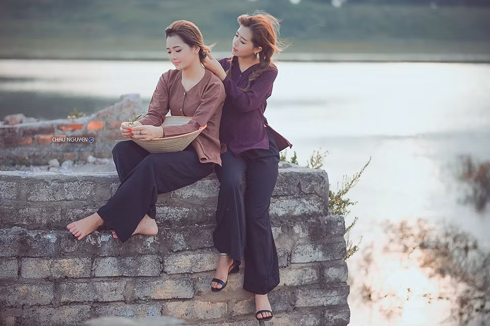 Được biết, ngoài Thu Hương, bộ ảnh thôn nữ gây sốt mới đây còn có sự góp mặt của một người mẫu nữ khác cũng rất xinh đẹp. Cô gái được nhắc đến ở đây là Thùy Dương, cũng là một teen girl xinh xắn không kém Thu Hương nhưng do chưa được biết đến từ trước nên có vẻ cô nàng nhận được ít sự quan tâm hơn người bạn của mình.