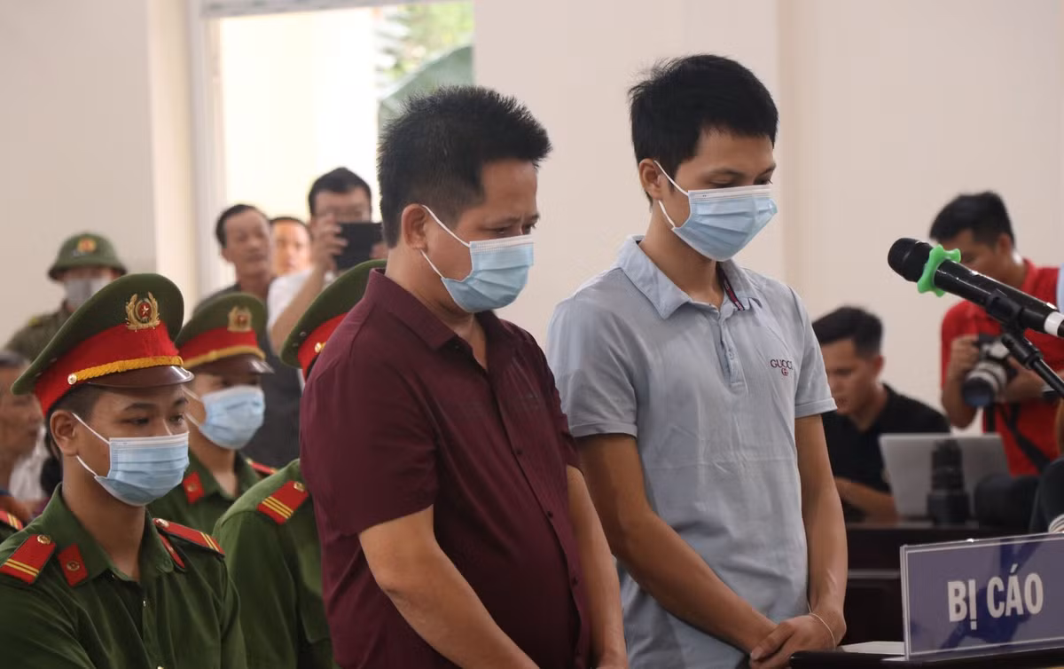 Sau đó, Thiện gọi chị H. đến quán bắt quỳ xuống nền, rồi chửi bới, đe dọa, bắt chị H. đăng cải chính lên Facebook. Toàn bộ quá trình được Thiện và Vân dùng điện thoại phát trực tiếp trên Facebook của quán Nhắng nướng Hiền Thiện. 