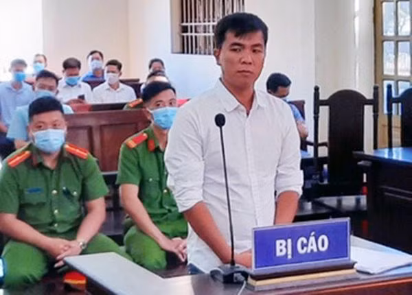 Ngày 7/1, TAND huyện Trảng Bom (Đồng Nai) xét xử sơ thẩm và tuyên phạt bị cáo Nguyễn Văn Nhanh (29 tuổi, ngụ hyện Trảng Bom) 1 năm tù về tội “làm nhục người khác”. Bị cáo Nhanh đã có hành vi dùng trang Facebook và blog cá nhân để livestream, trong đó có dùng lời lẽ chửi bới, xúc phạm nghiêm trọng danh dự, nhân phẩm và ảnh hưởng đến uy tín của bà Vũ Thị Minh Châu, Chủ tịch UBND huyện Trảng Bom và bà Lương Thị Lan - Phó chủ tịch UBND huyện Trảng Bom. Không những vậy, người này còn kêu gọi những người khác chia sẻ, phát tán các video có nội dung vi phạm pháp luật trên.