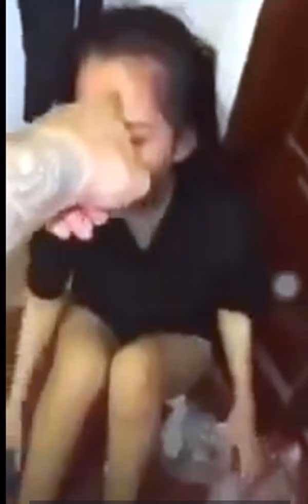  Chồng vừa hành hung vợ mang thai vừa livestream: Ngày 1/10, chị L.N.N.Y. (SN 2001) và anh N.M.Nh. (SN 1995, trú tại tổ 9, khu 2, phường Cửa Ông, TP Cẩm Phả, tỉnh Quảng Ninh) có xảy ra cãi vã, lời qua tiếng lại. Sau đó, người chồng đã dùng tay đánh liên tiếp vào mặt, vào đầu và dùng chân đạp vào mặt vợ khiến chị Y. chảy máu mũi. Tiếp đó, anh Nh. dùng điện thoại di động quay video đăng lên mạng xã hội Facebook.