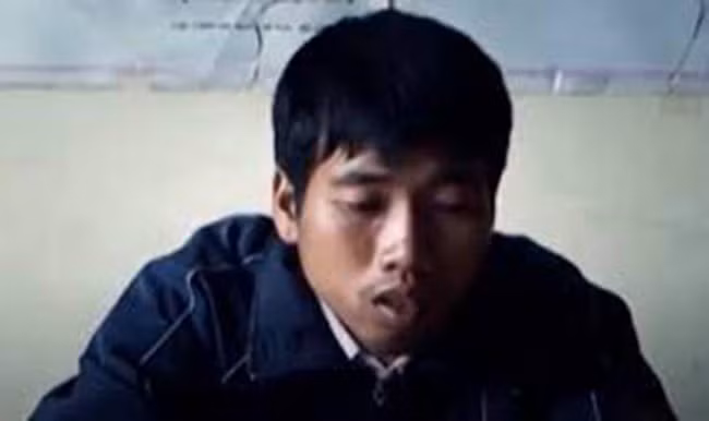Tiến hành xác minh thông tin lời khai của Phơi, các điều tra viên phát hiện nhiều điểm bất thường. Phơi vốn là đối tượng nghiện ma túy lâu năm, kinh tế gia đình khó khăn, vậy đối tượng lấy đâu ra 30 bao thóc nếp để bán cho nạn nhân? Phơi nói rao bán hộ gia đình một người họ hàng trong bản. Tuy vậy, qua tìm hiểu, cả bản không gia đình nào có đến 30 bao thóc nếp. Sau nhiều giờ đấu trí căng thẳng, trước những lập luận chặt chẽ của các điều tra viên, Lò Văn Phơi biết mình không thể thoát nên đã cúi đầu nhận tội.