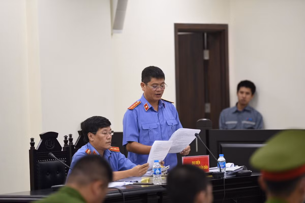 Hội đồng xét xử gồm 5 người: 2 thẩm phán, 3 hội thẩm nhân dân; và có sự tham gia của Chánh tòa Hà Nội - ông Nguyễn Hữu Chính. Thẩm phán Mai Văn Quang ngồi ghế chủ tọa phiên tòa. Hai kiểm sát viên của Viện Kiểm sát nhân dân thành phố Hà Nội tham gia thực hành quyền công tố và kiểm sát xét xử tại phiên tòa.