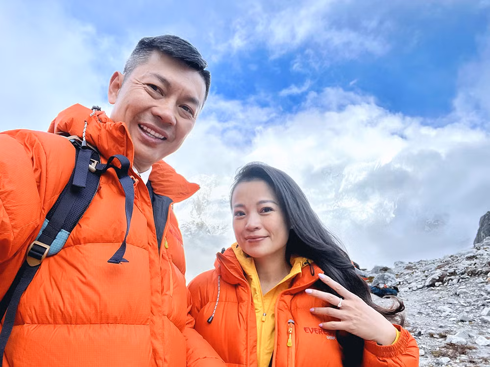 Anh Ngô Quang Cường, chủ nhân ý tưởng lãng mạn này chia sẻ thêm: "Chúng tôi đã lên kế hoạch leo Everest này từ 5 tháng trước. Từ thời điểm đó chúng tôi đã cùng nhau bước vào giai đoạn luyện tập tích cực để đạt thể lực phù hợp cho một cuộc chinh phục Everest. Tôi đã căn thời gian và đăng ký hành trình đúng vào thời điểm tình yêu đủ độ chín để nói lời cầu hôn với Mai Linh. 