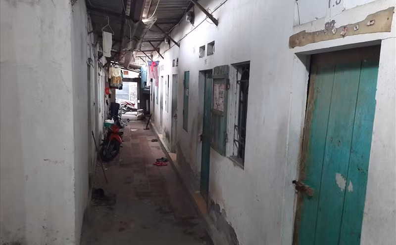 Bằng các biện pháp nghiệp vụ, trinh sát được biết đêm 11/12/2010, Trang rời nhà trọ trên chiếc xe không biển số của mình đi về hướng Quy Nhơn. Khoảng 20h, Trang đến ngã ba Ông Thọ thuộc địa phận phường Nhơn Bình, TP. Quy Nhơn và trò chuyện với hai thanh niên, sau đó chị chở một người quay về hướng nội thành Quy Nhơn. Đường đến ngã ba Ông Thọ có ba hướng chính, một hướng từ thị trấn Tuy Phước (huyện Tuy Phước) vào và đi theo hướng này có thể đối tượng nghi vấn là những thanh niên chơi bời lêu lổng, ban đêm thường tụ tập ăn nhậu sau đó đi tìm gái mại dâm. (Ảnh minh họa, nguồn Báo Lao Động)