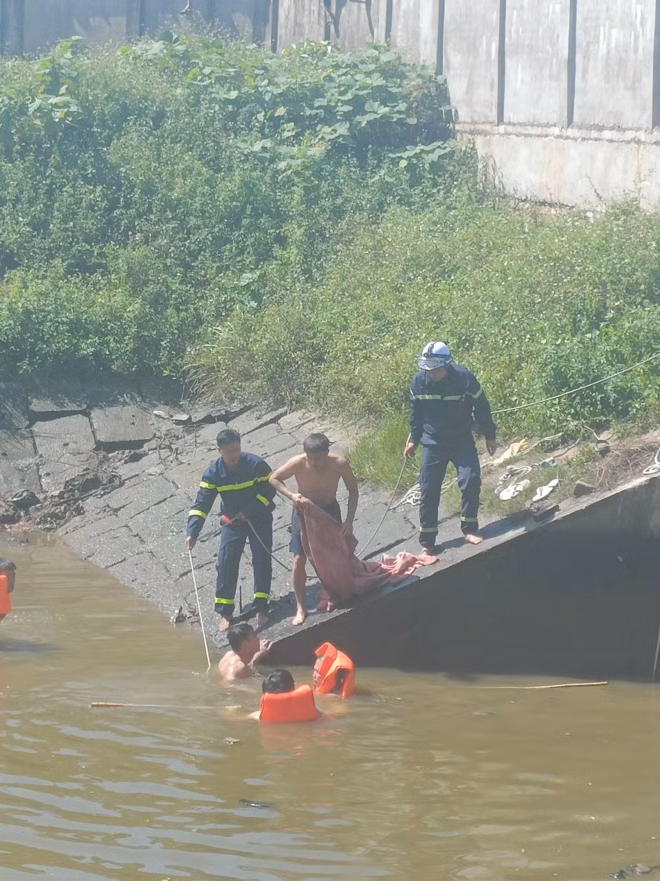 Nạn nhân được xác định là anh H.N.M. (SN 1994, trú huyện Lập Thạch, tỉnh Vĩnh Phúc), hiện đang ở thôn Ngọc Liễu, xã Nghiêm Xuyên, huyện Thường Tín, Hà Nội. 
