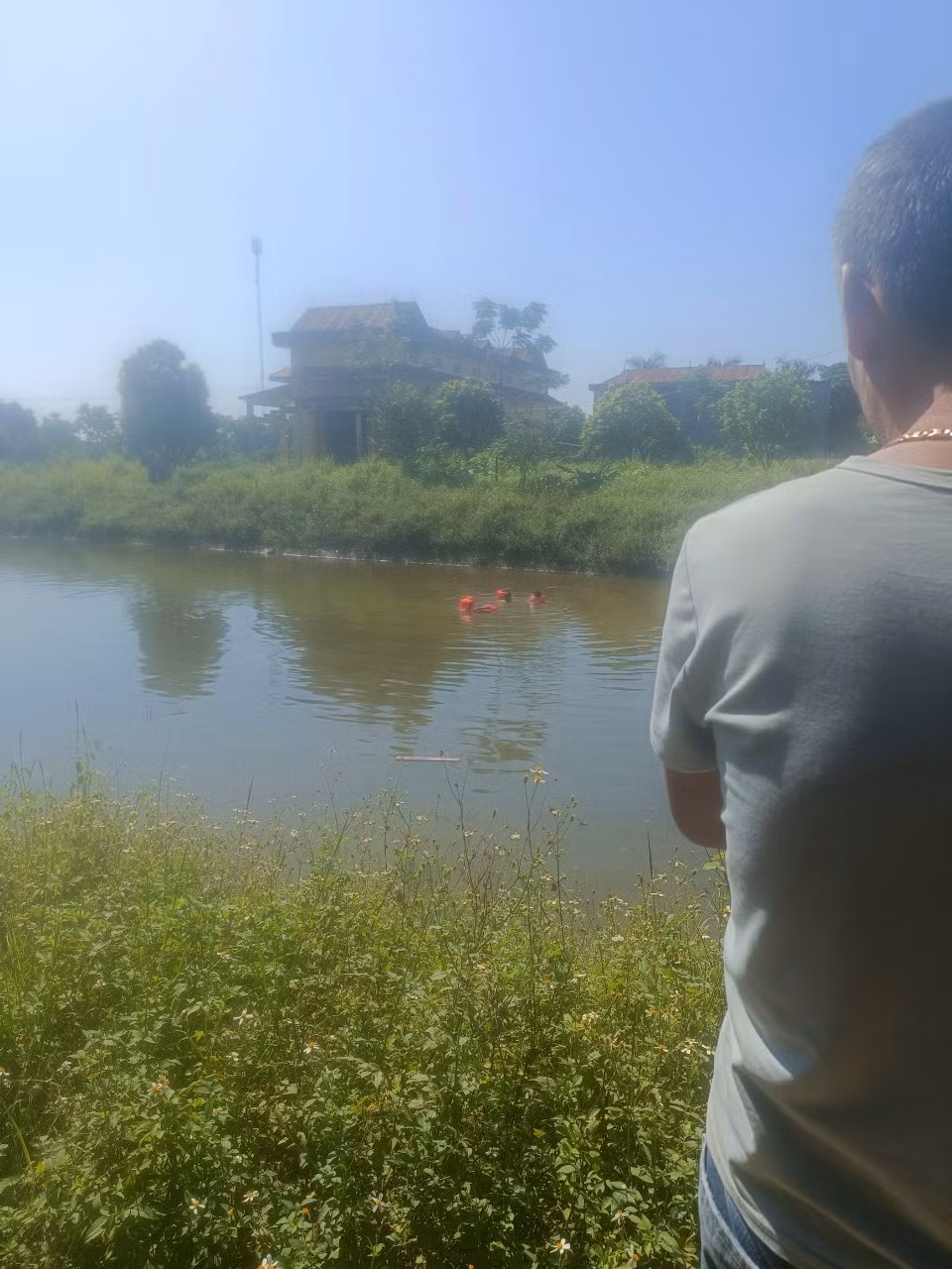 Qua xác minh sơ bộ anh H.N.M có uống rượu ở thôn Văn Hội, xã Văn Bình, huyện Thường Tín, Hà Nội đến khoảng 21h30 ngày 10/10, Anh Mỹ đi xe máy BKS 88E1-169.67 đi một mình về nhà ở xã Nghiêm Xuyên thì bị xảy ra tai nạn. 