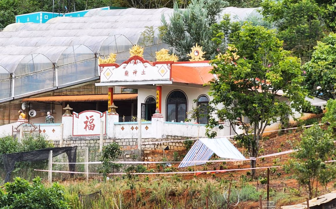 Xác nữ giới nhô lên mặt đất, hé lộ tội ác kinh hoàng Xac nu gioi nho len mat dat, he lo toi ac kinh hoang