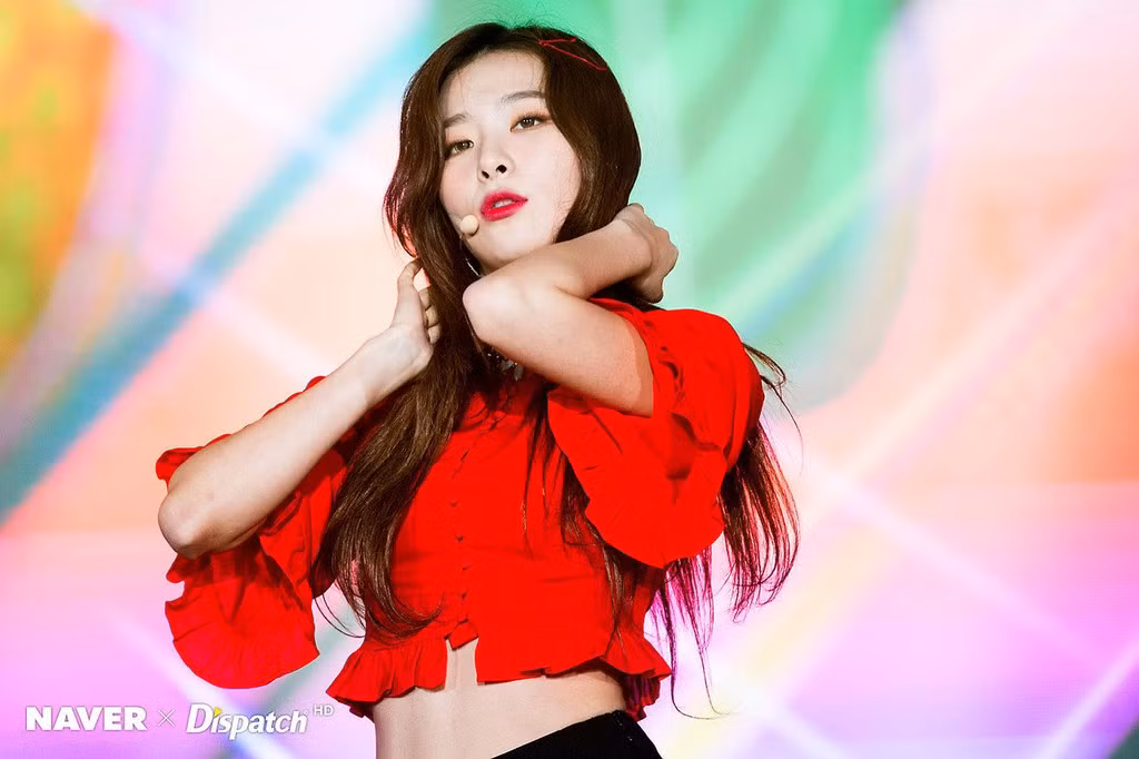 Bên cạnh đó, điều khiến Seulgi ngày càng được yêu mến chính là nhờ nhân cách vàng và sự nhiệt huyết, hết mình trong mọi nhiệm vụ. Luôn đúng mực trong từng cử chỉ, lại rất quan tâm, chăm sóc mọi người xung quanh, Seulgi đã trở thành hình mẫu lý tưởng trong lòng các quân nhân xứ Hàn.