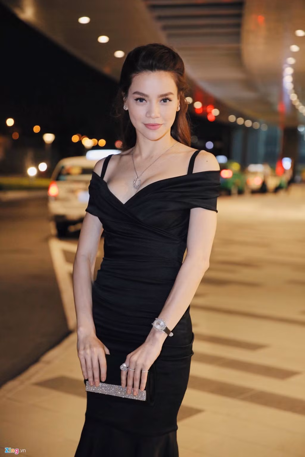 Cô gợi cảm với bộ đầm bó sát khoét cổ chữ V phối trang sức kim cương đắt đỏ. Hồ Ngọc Hà tiết lộ đã mời Tom Hiddleston đến Việt Nam tham dự một số sự kiện quảng bá khi có dịp gặp anh ở Milan. Tuy nhiên, tài tử chưa thể trả lời vì còn khá nhiều lịch trình chưa thu xếp.