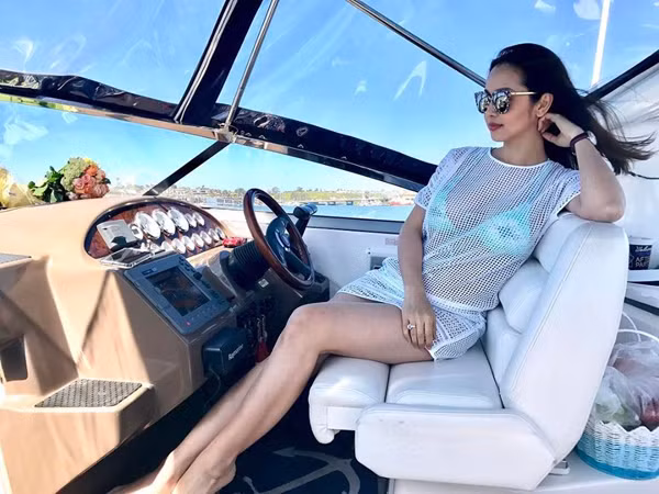 Dịp cuối tuần vừa qua, Jennifer Phạm "trốn" 3 con đi chơi riêng với em gái Jacqueline Phạm. Cả hai tự lái thuyền đi hóng gió biển ở Newport Beach, California.