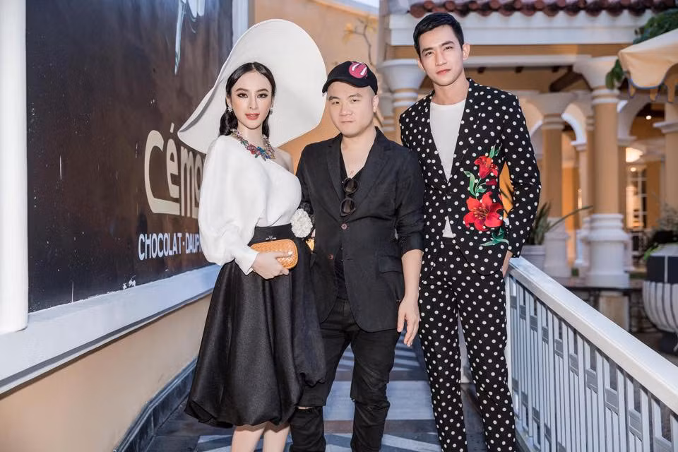 Angela Phương Trinh, Võ Cảnh bên NTK Đỗ Mạnh Cường. Nữ diễn viên chia sẻ suýt chút nữa không thể kịp có mặt trong sự kiện vì máy bay bị trì hoãn. Sau hai tiếng chờ đợi, cô đã đổi vé sang chuyến bay gần giờ nhất.