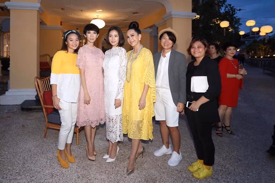 "Người đàn bà đẹp" Diễm My cũng có mặt bên cạnh các nghệ sĩ. Chị chụp ảnh cùng Xuân Lan, Ngô Thanh Vân. (Ảnh: HC)