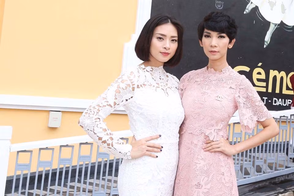 Cô tạo dáng bên Ngô Thanh Vân. Hai người cùng chọn kiểu váy ren, tông màu nhã nhặn.