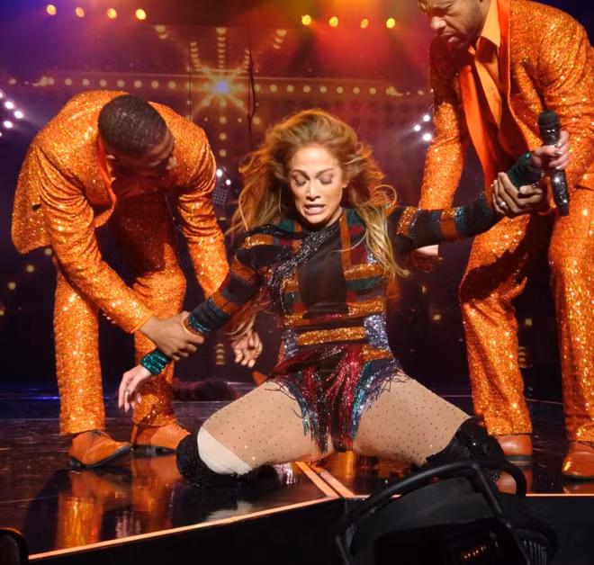 Jennifer Lopez gap su co nguong chin mat vi dien sung